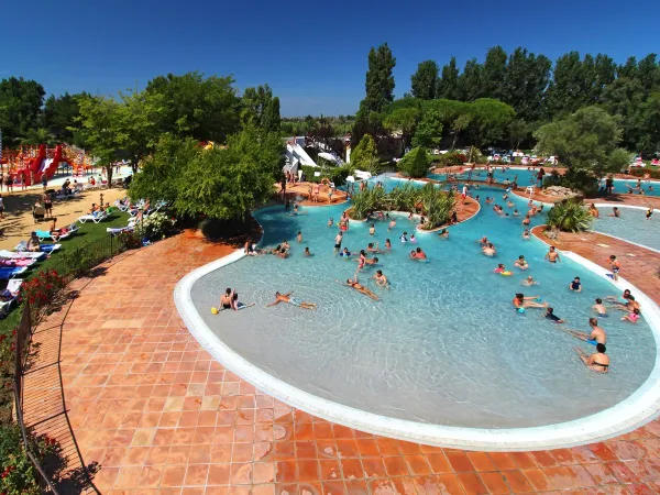 Area della piscina bassa del Roan camping Serignan Plage.