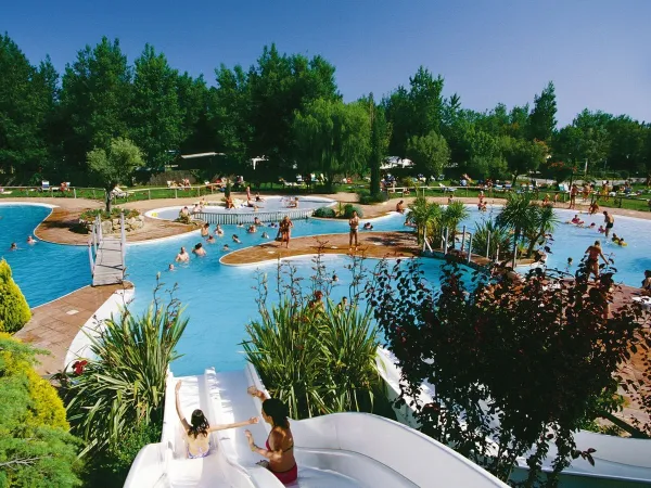 Panoramica della piscina del Roan camping Serignan Plage.