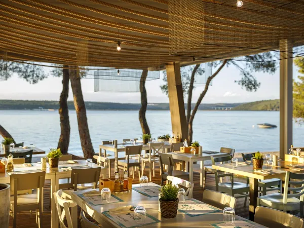 Ristorante con vista sul mare al Roan camping Lanterna.