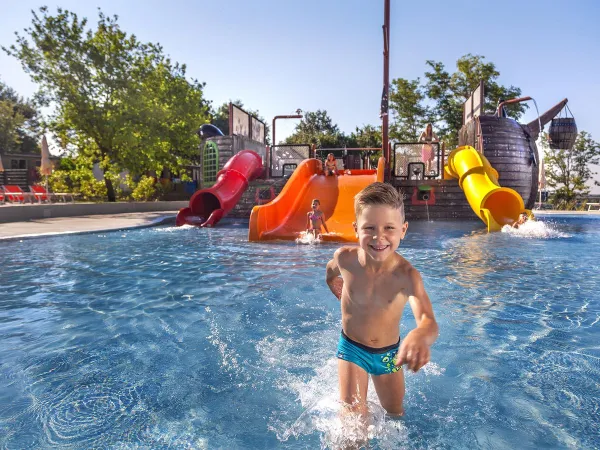 Divertimento in piscina con nave pirata al Roan camping Lanterna.