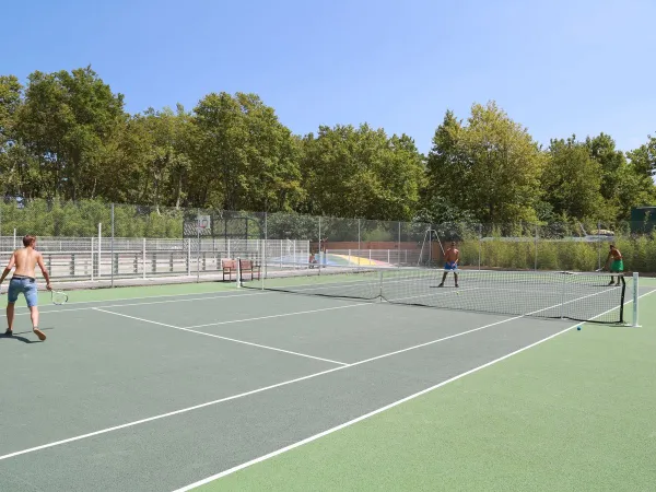 Campo da tennis al campeggio Roan La Chapelle.