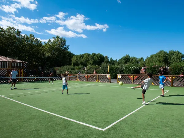 Giocare a calcio sul campo polisportivo del campeggio Roan Domaine de La Yole.