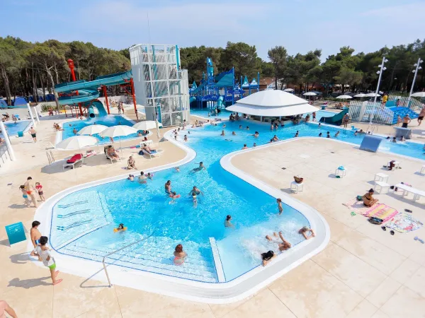 Piscina d'atmosfera al campeggio Roan Cikat.