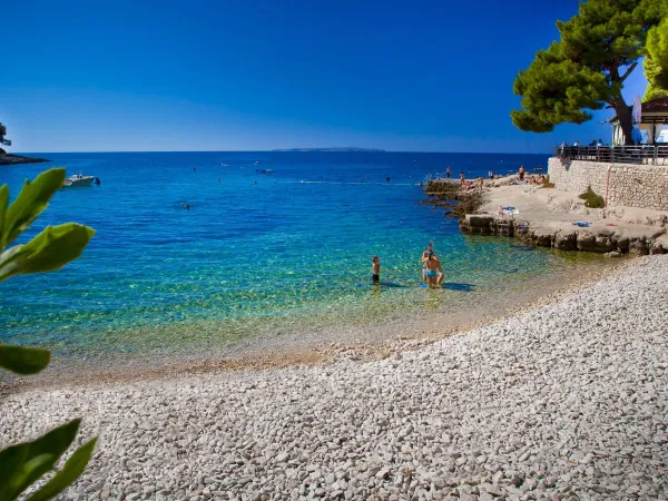 Piccola spiaggia vicino al campeggio Roan di Cikat.