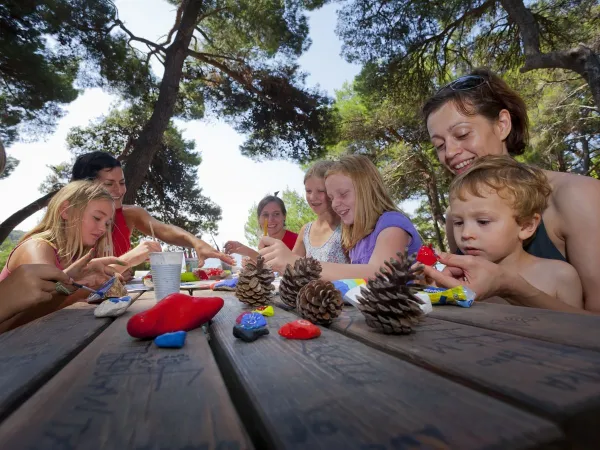 Bambini che giocano al campeggio Roan di Cikat.