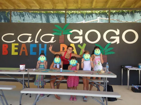 Attività di artigianato per bambini al campeggio Roan Cala Gogo.