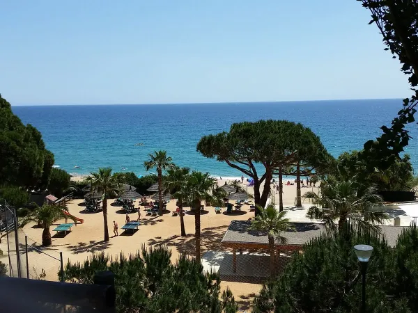 Vista dal campeggio sulla spiaggia del Roan camping Cala Gogo.