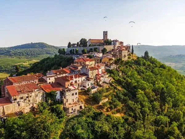 Il villaggio di Montona, in Croazia, vicino al campeggio Roan Bi Village.