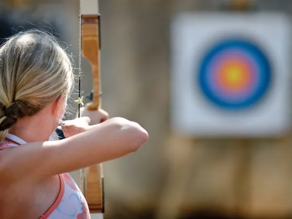 Tiro con l'arco al Roan camping Bi Village.