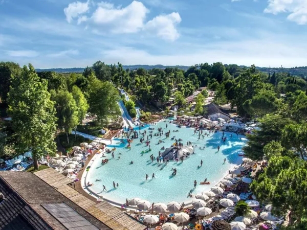 Panoramica piscina lagunare con scivoli d'acqua al Roan camping Altomincio.