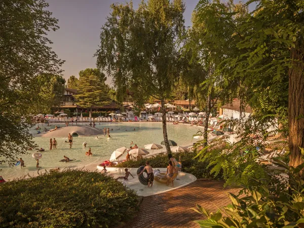 Piscina lagunare con ampi scivoli e acquascivoli al Roan camping hu Altomincio village.