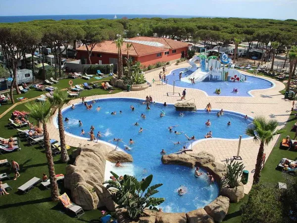 Panoramica delle piscine del Roan camping Bella Terra.