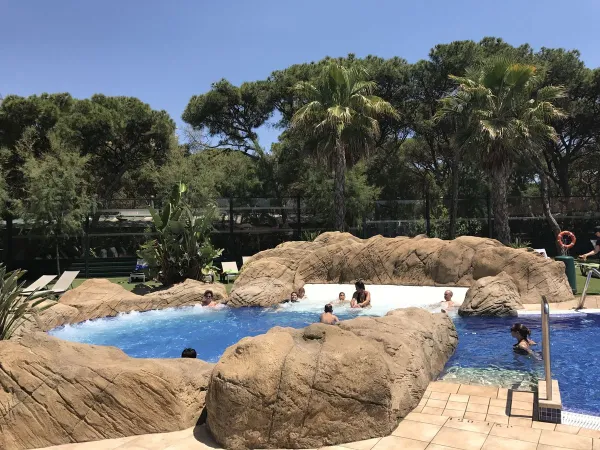 Atmosfera a bordo piscina al Roan camping Bella Terra.