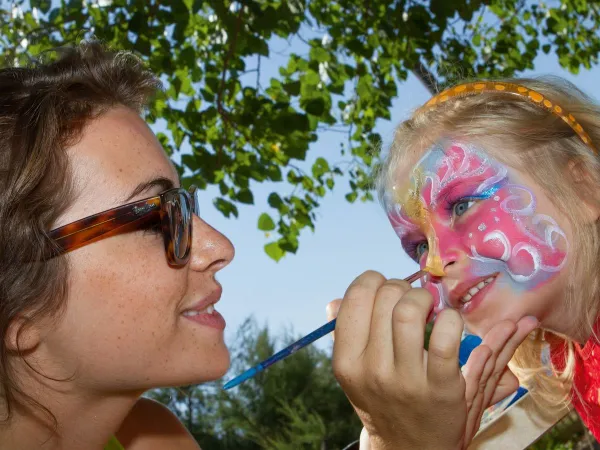 Attività di face painting al Roan camping Beach Garden.