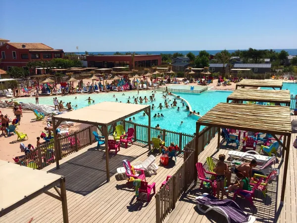 Panoramica della piscina lagunare del Roan camping Beach Garden.