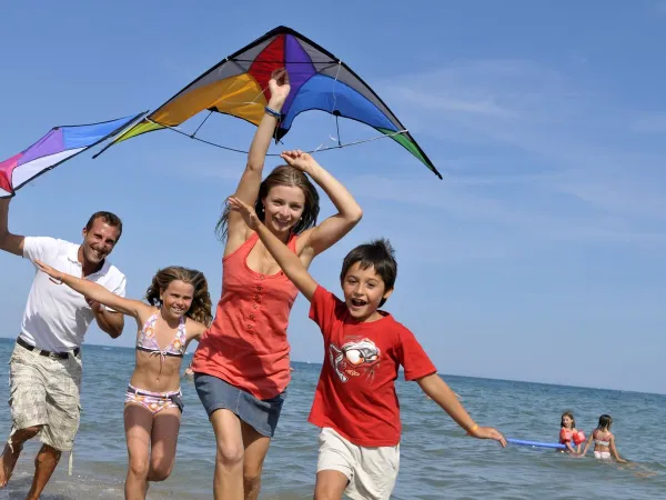 Volo di aquiloni al Roan camping Beach Garden.