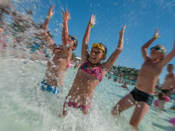 Divertimento acquatico al Roan camping Beach Garden.