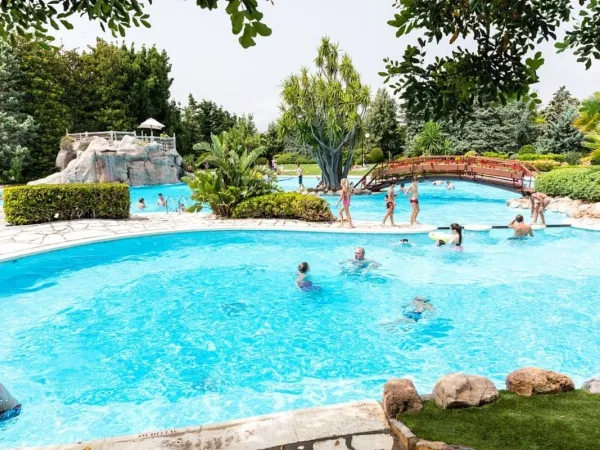 Nuotare in una delle piscine del campeggio Roan Playa Montroig.