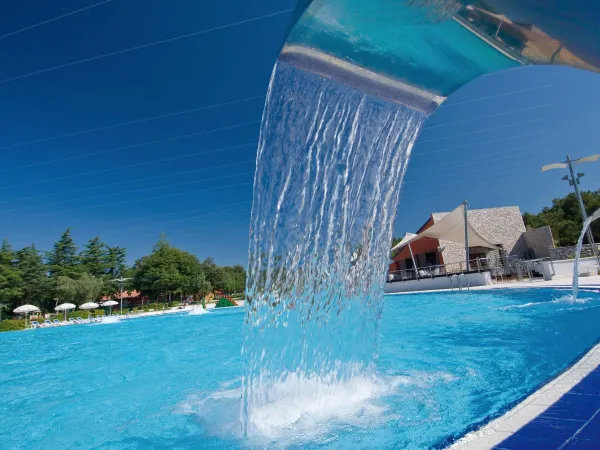 Piscina con cascate al Roan camping Polari.