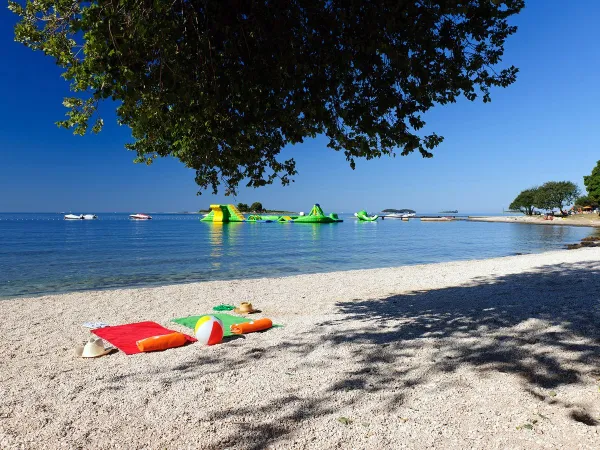 La spiaggia del campeggio Roan Polari.