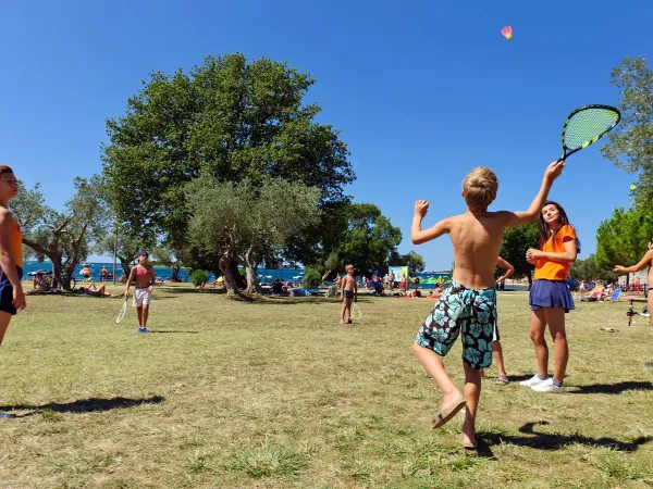 Giocare a badminton al campeggio Roan Polari.