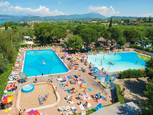 Panoramica delle piscine con lettini del Roan camping Cisano San Vito.