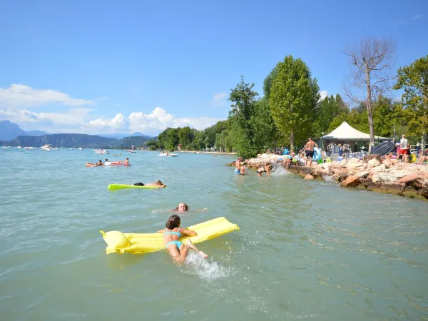 Nuotare nel lago del campeggio Roan di Cisano San Vito.