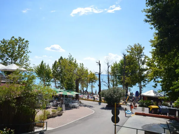 Strada per il lago dal campeggio Roan di Cisano San Vito.