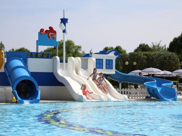 Scivoli per bambini al campeggio Roan Sant Angelo.