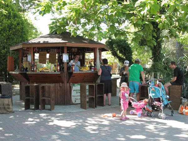 Bar tematico al campeggio Roan di Tahiti.