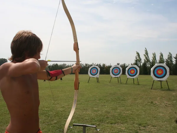 Tiro con l'arco al campeggio Roan di Tahiti.