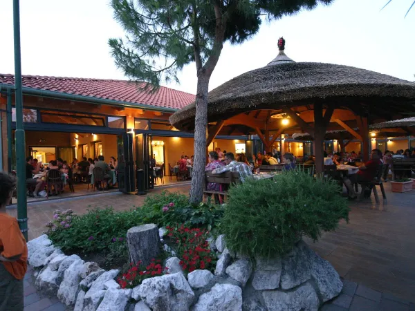 Terrazza tematica presso il campeggio Roan di Tahiti.