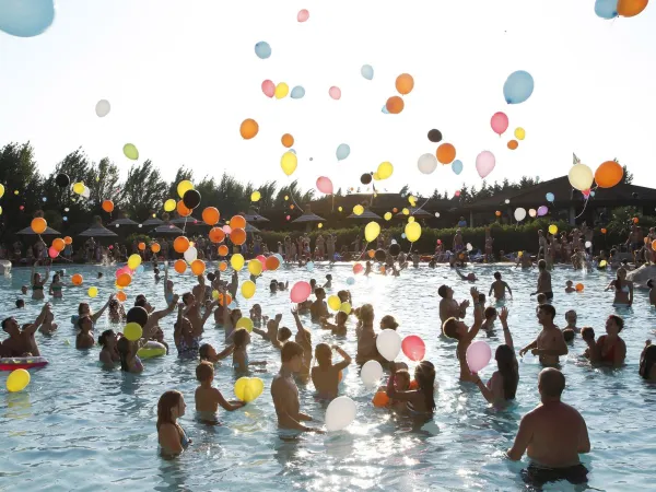 Attività in piscina al Roan camping Tahiti.