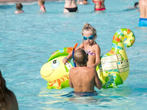 Bambini che giocano in piscina al Roan camping Tahiti.