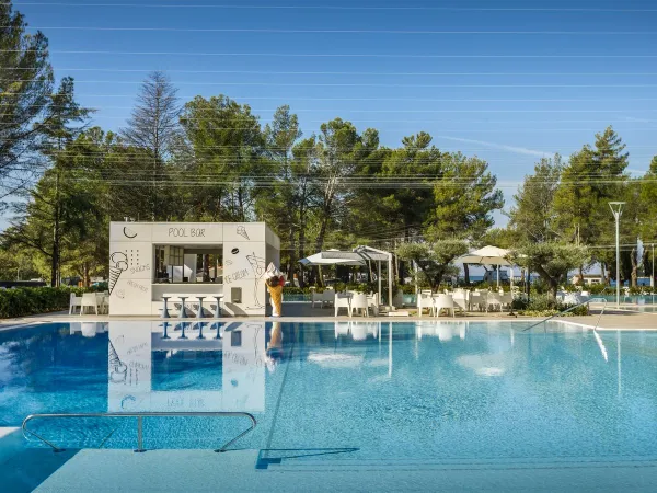 Piscina con bar a bordo piscina al Roan camping Valkanela.