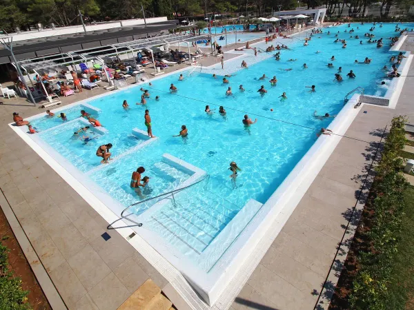 Panoramica della vivace piscina del Roan camping Valkanela.