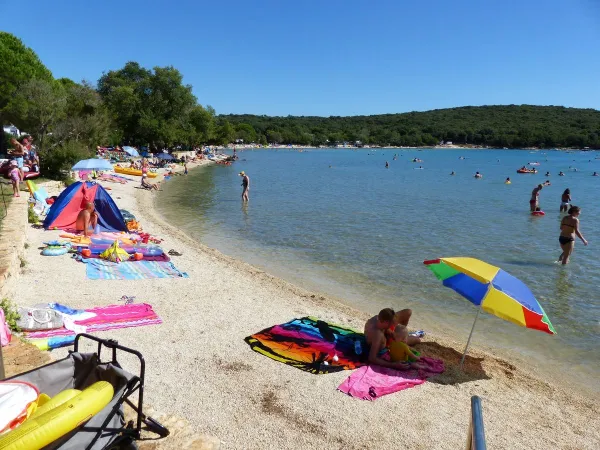 La spiaggia del campeggio Roan di Vestar.