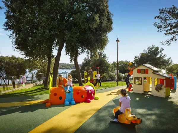 Parco giochi per bambini al Roan camping Vestar.