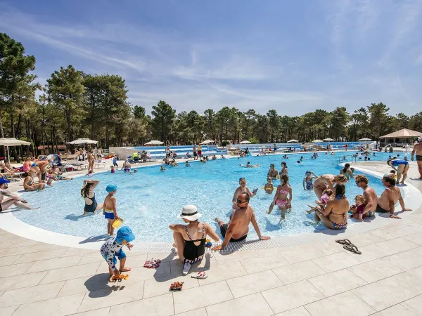 Accogliente complesso di piscine al campeggio Roan di Zaton Holiday Resort.