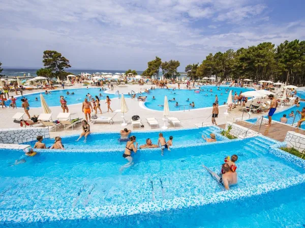 Piscine all'aperto sulla spiaggia del campeggio Roan Zaton Holiday Resort.