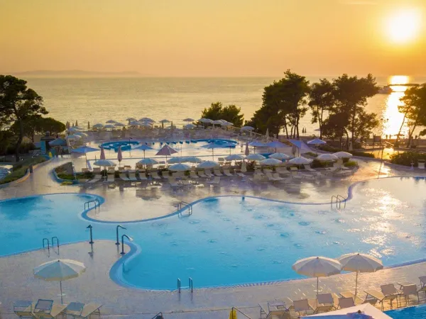 Sole serale sul mare e sulla piscina del campeggio Roan di Zaton Holiday Resort.