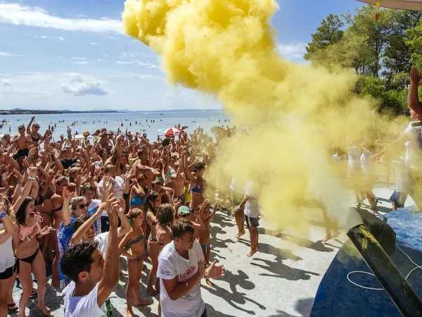 Festa in spiaggia al campeggio Roan di Zaton.