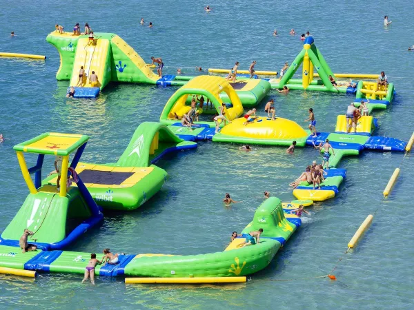 Parco giochi acquatico nel mare del campeggio Roan di Zaton Holiday Resort.