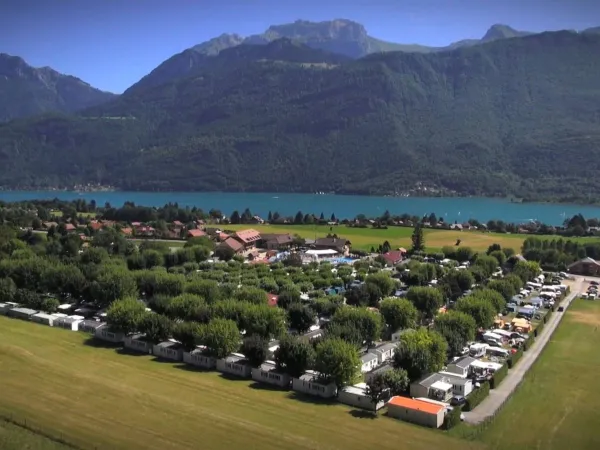 Panoramica del campeggio Roan L'Ideal sul lago di Annecy.