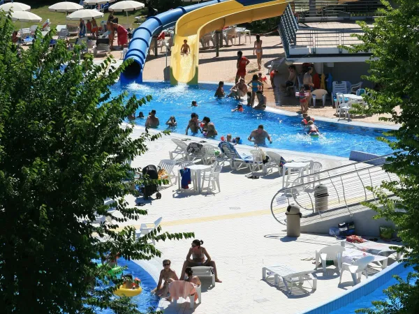 Panoramica della piscina del Roan camping Turistico.