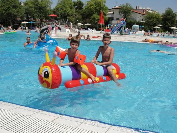 Divertimento in acqua al campeggio Roan Turistico.