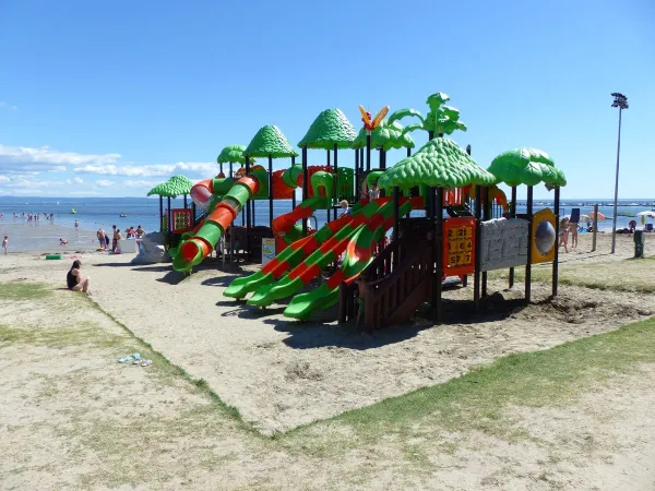 Parco giochi in spiaggia presso il campeggio Roan Turistico.