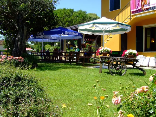 La terrazza del ristorante del Roan camping La Rocca Manerba.