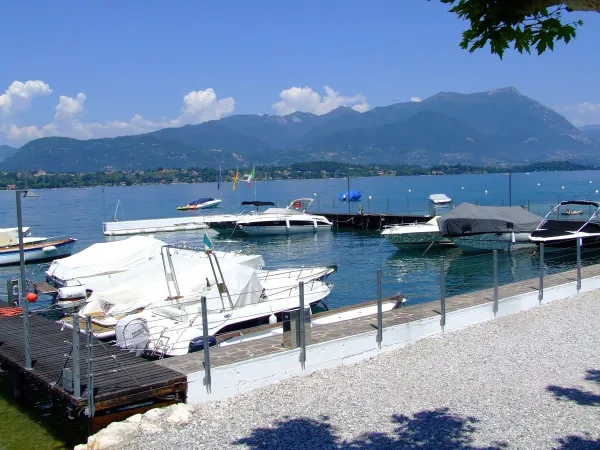 Vista sul lago di Garda dal campeggio Roan La Rocca Manerba.