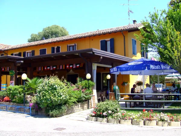Il ristorante con terrazza del Roan campeggio La Rocca Manerba.